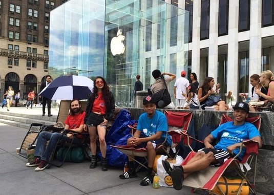 Два первых места в очереди за iPhone 6 в Нью-Йорке продали за $2500!