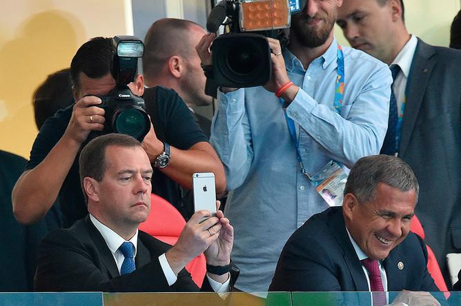 Дмитрий Медведев и iPhone 6 Plus