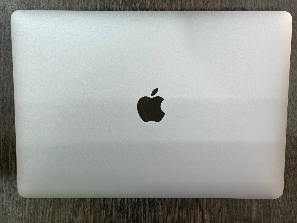 Ноутбук Apple MacBook Pro 13" 2020 - передняя крышка